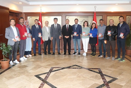 Deprem Bölgesinde Görev Yapan Personelimize Plaket Takdimi